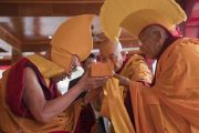 Досточтимый Тикси Ринпоче совершает традиционные подношения в ходе молебна о долгой жизни Его Святейшества Далай-ламы в монастыре Дискет. Дискет, долина Нубра, штат Джамму и Кашмир, Индия. 12 июля 2017 г. Фото: Тензин Чойджор (офис ЕСДЛ)