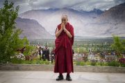 В конце заключительного дня учений в монастыре Дискет Его Святейшество Далай-лама позирует для иностранных фотографов. Дискет, долина Нубра, штат Джамму и Кашмир, Индия. 13 июля 2017 г. Фото: Тензин Чойджор (офис ЕСДЛ)