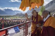 Поднявшись на сцену, Его Святейшество Далай-лама приветствует верующих в начале заключительного дня учений в монастыре Дискет. Дискет, долина Нубра, штат Джамму и Кашмир, Индия. 13 июля 2017 г. Фото: Тензин Чойджор (офис ЕСДЛ)