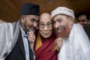 Его Святейшество Далай-лама шутливо позирует для фотографов с представителями мусульманского сообщества из поселения Туртук. Дискет, долина Нубра, штат Джамму и Кашмир, Индия. 13 июля 2017 г. Фото: Тензин Чойджор (офис ЕСДЛ)
