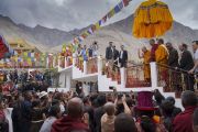 По завершении заключительного дня учений в монастыре Дискет Его Святейшество Далай-лама машет верующим рукой на прощание. Дискет, долина Нубра, штат Джамму и Кашмир, Индия. 13 июля 2017 г. Фото: Тензин Чойджор (офис ЕСДЛ)