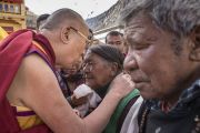 Направляясь на площадку учений при монастыре Дискет, Его Святейшество Далай-лама останавливается, чтобы даровать благословение местным жителям. Дискет, долина Нубра, штат Джамму и Кашмир, Индия. 13 июля 2017 г. Фото: Тензин Чойджор (офис ЕСДЛ)
