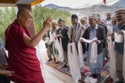 Его Святейшество Далай-лама приветствует представителей мусульманского сообщества из поселения Туртук, которое он не смог посетить из-за плохих погодных условий. Дискет, долина Нубра, штат Джамму и Кашмир, Индия. 13 июля 2017 г. Фото: Тензин Чойджор (офис ЕСДЛ)