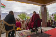 Его Святейшество Далай-лама проводит встречу с иностранными гостями в монастыре Дискет. Дискет, долина Нубра, штат Джамму и Кашмир, Индия. 13 июля 2017 г. Фото: Тензин Чойджор (офис ЕСДЛ)