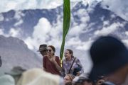Туристы слушают перевод учений Его Святейшества Далай-ламы в монастыре Дискет. Дискет, долина Нубра, штат Джамму и Кашмир, Индия. 13 июля 2017 г. Фото: Тензин Чойджор (офис ЕСДЛ)