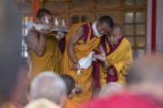 Монахи готовят ритуальные предметы в начале заключительного дня учений Его Святейшества Далай-ламы в монастыре Дискет. Дискет, долина Нубра, штат Джамму и Кашмир, Индия. 13 июля 2017 г. Фото: Тензин Чойджор (офис ЕСДЛ)