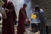 Волонтеры готовятся угощать верующих чаем во время учений Его Святейшества Далай-ламы в монастыре Самтенлинг. Сумур, долина Нубра, штат Джамму и Кашмир, Индия. 14 июля 2017 г. Фото: Тензин Чойджор (офис ЕСДЛ)