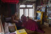 Его Святейшество Далай-лама беседует с Ризонгом Ринпоче в его ретритной комнате в монастыре Самтенлинг. Сумур, долина Нубра, штат Джамму и Кашмир, Индия. 14 июля 2017 г. Фото: Тензин Чойджор (офис ЕСДЛ)