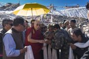 На вершине горного перевала Кхардунг-Ла Его Святейшество Далай-лама останавливается, чтобы поприветствовать сотрудников медицинского пункта, оказывающего помощь туристам. Штат Джамму и Кашмир, Индия. 15 июля 2017 г. Фото: Тензин Чойджор (офис ЕСДЛ)
