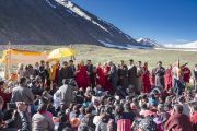 Перед началом переезда через горный перевал Кхардунг-Ла, Его Святейшество Далай-лама приветствует местных жителей. Штат Джамму и Кашмир, Индия. 15 июля 2017 г. Фото: Тензин Чойджор (офис ЕСДЛ)