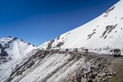 Кортеж Его Святейшества Далай-ламы приближается к вершине горного перевала Кхардунг-Ла (5,359 метров) – самого высокой точке в мире, которую можно пересечь на автотранспорте. Штат Джамму и Кашмир, Индия. 15 июля 2017 г. Фото: Тензин Чойджор (офис ЕСДЛ)