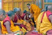 Монахи передают ритуальные объекты во время дарования Его Святейшеством Далай-ламой разрешения на практику Будды медицины. Падум, Занскар, штат Джамму и Кашмир, Индия. 18 июля 2017 г. Фото: Лобсанг Церинг (офис ЕСДЛ)
