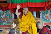Поднявшись на сцену перед началом учений, Его Святейшество Далай-лама приветствует верующих. Падум, Занскар, штат Джамму и Кашмир, Индия. 17 июля 2017 г. Фото: Лобсанг Церинг (офис ЕСДЛ)
