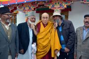 Его Святейшество Далай-лама шутливо позирует по завершении встречи с представителями местного мусульманского сообщества. Падум, Занскар, штат Джамму и Кашмир, Индия. 17 июля 2017 г. Фото: Лобсанг Церинг (офис ЕСДЛ)