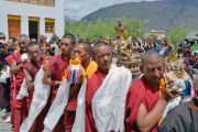 По завершении учений монахи и миряне подносят Его Святейшеству Далай-ламе молебен о долгой жизни. Падум, Занскар, штат Джамму и Кашмир, Индия. 18 июля 2017 г. Фото: Лобсанг Церинг (офис ЕСДЛ)