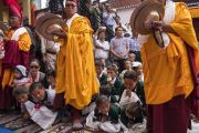 Дети выглядывают из-за ног монахов, играющих на кимвалах, чтобы увидеть Его Святейшество Далай-ламу, прибывающего в монастырь Матхо. Ле, Ладак, штат Джамму и Кашмир, Индия. 20 июля 2017 г. Фото: Тензин Чойджор (офис ЕСДЛ)