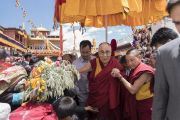 Его Святейшество Далай-лама идет через толпу верующих по завершении визита в монастырь Матхо. Ле, Ладак, штат Джамму и Кашмир, Индия. 20 июля 2017 г. Фото: Тензин Чойджор (офис ЕСДЛ)