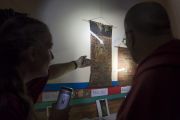 Один из реставраторов рассказывает Его Святейшеству Далай-ламе о методах, использованных при восстановлении старинных тибетских танок в монастыре Матхо. Ле, Ладак, штат Джамму и Кашмир, Индия. 20 июля 2017 г. Фото: Тензин Чойджор (офис ЕСДЛ)