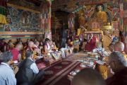 Его Святейшество Далай-лама возносит молитвы вместе с монахами и почетными гостями в монастыре Матхо. Ле, Ладак, штат Джамму и Кашмир, Индия. 20 июля 2017 г. Фото: Тензин Чойджор (офис ЕСДЛ)