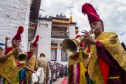 Звуками ритуальных труб-дунченов монахи возвещают о прибытии Его Святейшества Далай-ламы в монастырь Матхо. Ле, Ладак, штат Джамму и Кашмир, Индия. 20 июля 2017 г. Фото: Тензин Чойджор (офис ЕСДЛ)