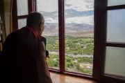 Во время визита в монастырь Матхо Его Святейшество Далай-лама любуется открывающимся из окна видом на долину. Ле, Ладак, штат Джамму и Кашмир, Индия. 20 июля 2017 г. Фото: Тензин Чойджор (офис ЕСДЛ)