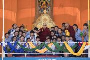 Его Святейшество Далай-лама фотографируется с учениками, которые провели философский диспут во время его визита в Тибетскую детскую деревню S.O.S в Чогламсаре. Ле, Ладак, штат Джамму и Кашмир, Индия. 25 июля 2017 г. Фото: Тензин Чойджор (офис ЕСДЛ)