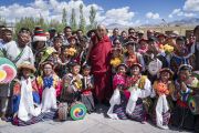 Его Святейшество Далай-лама фотографируется с юными артистами, выступавшими во время его визита в Тибетскую детскую деревню S.O.S в Чогламсаре. Ле, Ладак, штат Джамму и Кашмир, Индия. 25 июля 2017 г. Фото: Тензин Чойджор (офис ЕСДЛ)