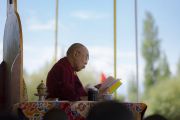 Его Святейшество Далай-лама изучает ежегодный отчет о работе Тибетской детской деревни S.O.S в Чогламсаре. Ле, Ладак, штат Джамму и Кашмир, Индия. 25 июля 2017 г. Фото: Тензин Чойджор (офис ЕСДЛ)