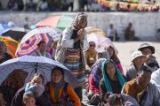Местные жители слушают наставления Его Святейшества Далай-ламы во время его визита в Тибетскую детскую деревню S.O.S в Чогламсаре. Ле, Ладак, штат Джамму и Кашмир, Индия. 25 июля 2017 г. Фото: Тензин Чойджор (офис ЕСДЛ)