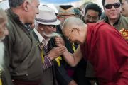 По прибытии в Ид-Гах Его Святейшество Далай-лама шутливо приветствует представителей местного мусульманского сообщества. Ле, Ладак, штат Джамму и Кашмир, Индия. 26 июля 2017 г. Фото: Тензин Чойджор (офис ЕСДЛ)