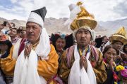 Местные жители почтительно провожают Его Святейшество Далай-ламу по завершении церемонии открытия женского монастыря Дуджом. Ше, Ладак, штат Джамму и Кашмир, Индия. 26 июля 2017 г. Фото: Тензин Чойджор (офис ЕСДЛ)
