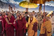 Ургьен Ринпоче встречает Его Святейшество Далай-ламу, прибывшего на церемонию открытия женского монастыря Дуджом. Ше, Ладак, штат Джамму и Кашмир, Индия. 26 июля 2017 г. Фото: Тензин Чойджор (офис ЕСДЛ)