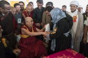 Верующие из местного мусульманского сообщества благодарят Его Святейшество Далай-ламу по завершении встречи в Ид-Гахе. Ле, Ладак, штат Джамму и Кашмир, Индия. 26 июля 2017 г. Фото: Тензин Чойджор (офис ЕСДЛ)