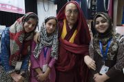 Юные студентки из Кашмира фотографируются с Его Святейшеством Далай-ламой по завершении семинара «Гармония в местном сообществе – залог мира во всем мире», организованного в Центральном институте буддологии. Ле, Ладак, штат Джамму и Кашмир, Индия. 27 июля 2017 г. Фото: Тензин Чойджор (офис ЕСДЛ)