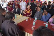 После обеда Его Святейшество Далай-лама общается с организаторами его визита в комплекс Синдху Даршан. Ле, Ладак, штат Джамму и Кашмир, Индия. 27 июля 2017 г. Фото: Тензин Чойджор (офис ЕСДЛ)
