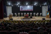 Его Святейшество Далай-лама обращается к собравшимся во время семинара «Гармония в местном сообществе – залог мира во всем мире», организованного в Центральном институте буддологии. Ле, Ладак, штат Джамму и Кашмир, Индия. 27 июля 2017 г. Фото: Тензин Чойджор (офис ЕСДЛ)