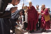 Его Святейшество Далай-лама прибывает в комплекс, устроенный для проведения фестиваля Синдху Даршан. Ле, Ладак, штат Джамму и Кашмир, Индия. 27 июля 2017 г. Фото: Тензин Чойджор (офис ЕСДЛ)