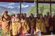 Старшие монахи ожидают прибытия Его Святейшества Далай-ламы на площадку учений Шивацель в начале первого дня учений по поэме Шантидевы «Путь бодхисаттвы». Ле, Ладак, штат Джамму и Кашмир, Индия. 28 июля 2017 г. Фото: Тензин Чойджор (офис ЕСДЛ)
