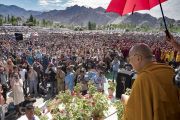 Его Святейшество Далай-лама приветствует верующих по прибытии на площадку учений Шивацель. Ле, Ладак, штат Джамму и Кашмир, Индия. 28 июля 2017 г. Фото: Тензин Чойджор (офис ЕСДЛ)