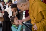 Маленькая девочка почтительно приветствует Его Святейшество Далай-ламу возле его резиденции в Чогламсаре. Ле, Ладак, штат Джамму и Кашмир, Индия. 28 июля 2017 г. Фото: Тензин Чойджор (офис ЕСДЛ)