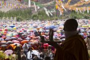 Монах совершает ритуальные подношения в начале посвящения долгой жизни Белой Тары, даруемого Его Святейшеством Далай-ламой. Ле, Ладак, штат Джамму и Кашмир, Индия. 30 июля 2017 г. Фото: Тензин Чойджор (офис ЕСДЛ)