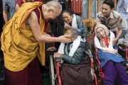 Во время встречи с верующими в своей резиденции в Шивацель Его Святейшество Далай-лама утешает престарелых и немощных. Ле, Ладак, штат Джамму и Кашмир, Индия. 30 июля 2017 г. Фото: Тензин Чойджор (офис ЕСДЛ)