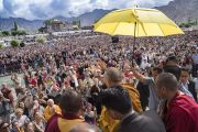 По прибытии в павильон Шивацель Его Святейшество Далай-лама приветствует более 60,000 верующих, собравшихся на учения по поэме Шантидевы «Путь бодхисаттвы». Ле, Ладак, штат Джамму и Кашмир, Индия. 30 июля 2017 г. Фото: Тензин Чойджор (офис ЕСДЛ)