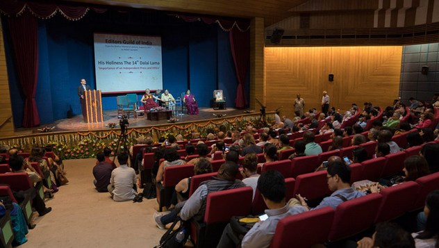 Далай-лама прочел лекцию в рамках серии мемориальных лекций, посвященных Раджендре Матуру