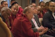 Его Святейшество Далай-лама обращается со вступительным словом к участникам диалога «Природа сознания». Нью-Дели, Индия. 7 августа 2017 г. Фото: Тензин Чойджор (офис ЕСДЛ)