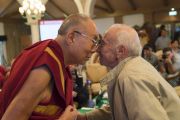 Его Святейшество Далай-лама шутливо приветствует одного из участников диалога с российскими учеными «Природа сознания». Нью-Дели, Индия. 7 августа 2017 г. Фото: Тензин Чойджор (офис ЕСДЛ)