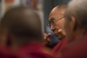 Его Святейшество Далай-лама слушает доклады в ходе второго дня диалога с российскими учеными «Природа сознания». Нью-Дели, Индия. 8 августа 2017 г. Фото: Тензин Чойджор (офис ЕСДЛ)
