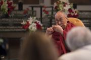 Его Святейшество Далай-лама комментирует доклады во время второго дня диалога с российскими учеными «Природа сознания». Нью-Дели, Индия. 8 августа 2017 г. Фото: Тензин Чойджор (офис ЕСДЛ)