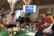 Его Святейшество Далай-лама беседует с Марией Фаликман, представившей доклад во время второго дня диалога с российскими учеными «Природа сознания». Нью-Дели, Индия. 8 августа 2017 г. Фото: Тензин Чойджор (офис ЕСДЛ)