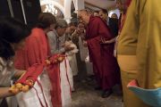Его Святейшество Далай-лама приветствует слушателей в начале второго дня диалога с российскими учеными «Природа сознания». Нью-Дели, Индия. 8 августа 2017 г. Фото: Тензин Чойджор (офис ЕСДЛ)